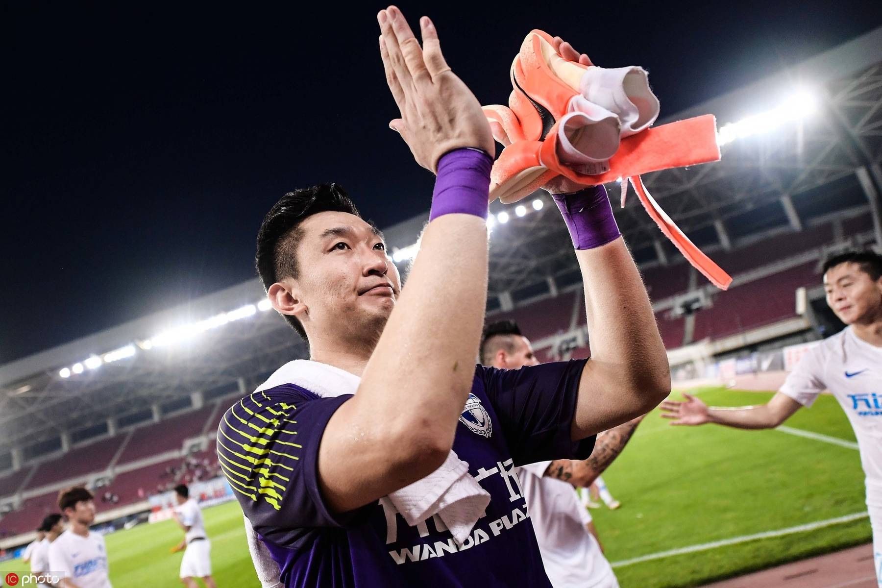 关于一方主场告捷，击败对手收获宝贵分的信息