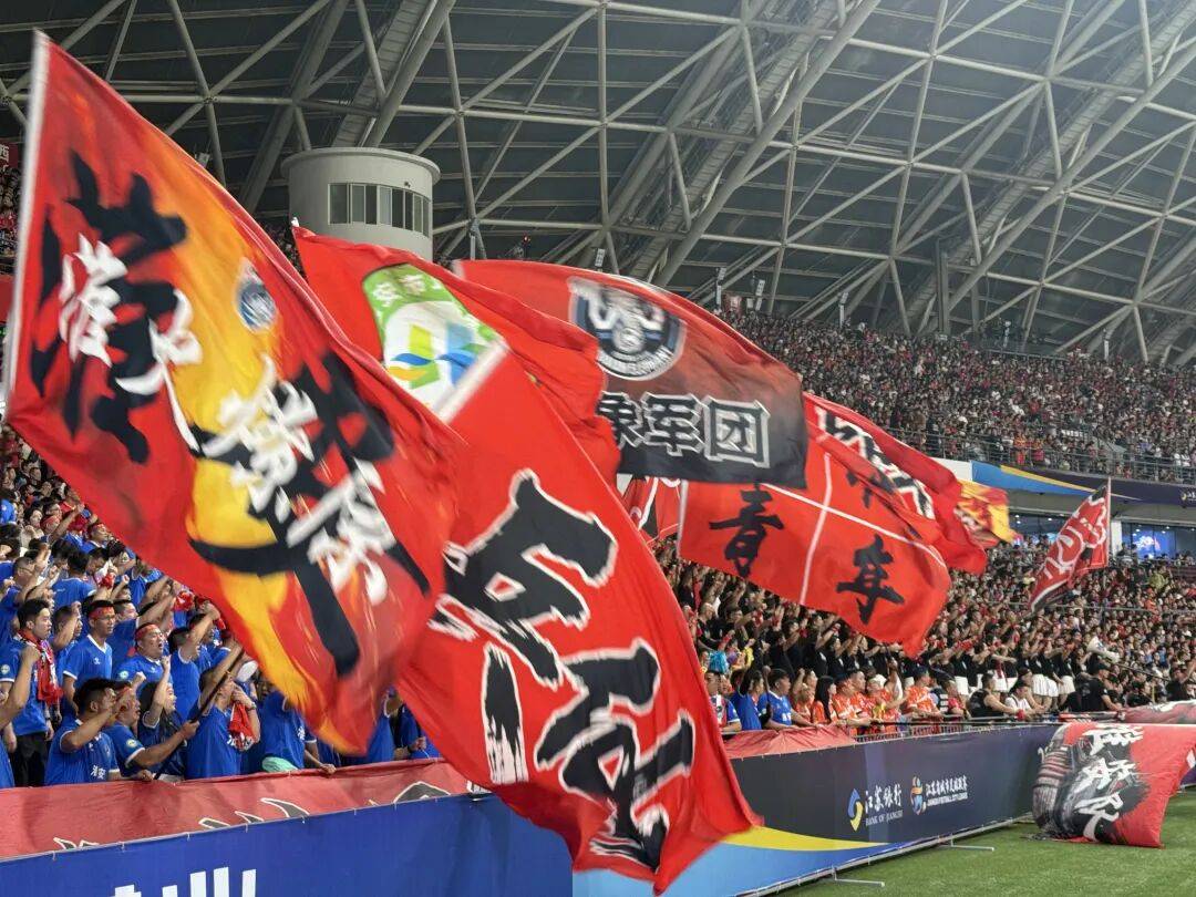 ju11.co-跨国对决燃情开战，球迷热情高涨的简单介绍