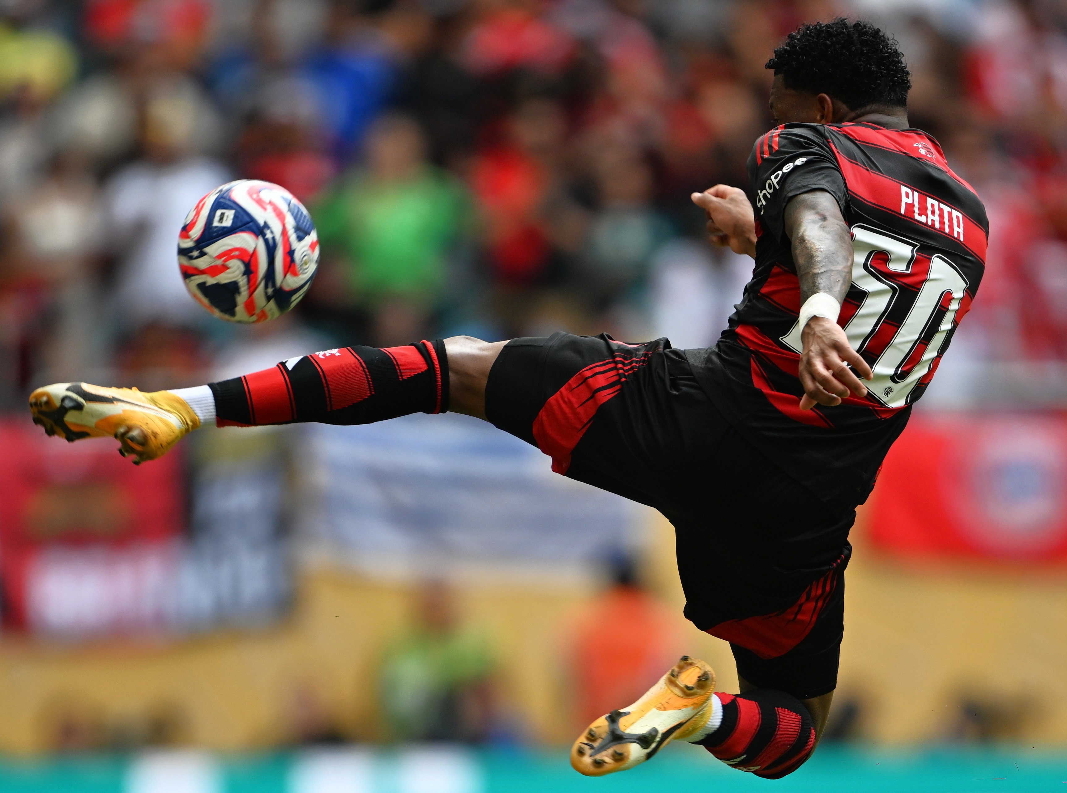 包含利物浦横扫拜仁慕尼黑，晋级欧冠决赛，雄心勃发的词条