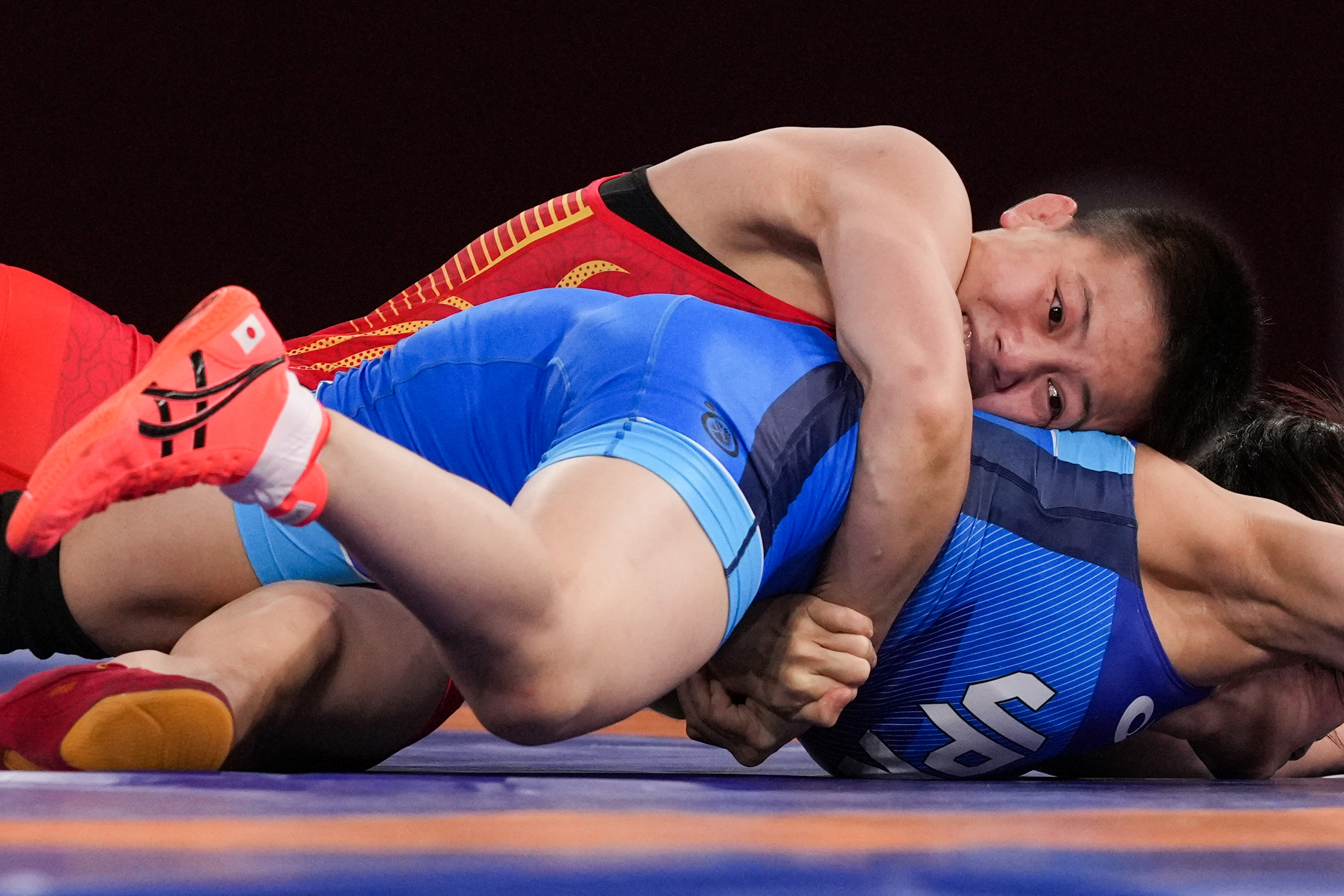 包含竞技场上劲敌对决！球员们挥洒汗水拼搏的词条